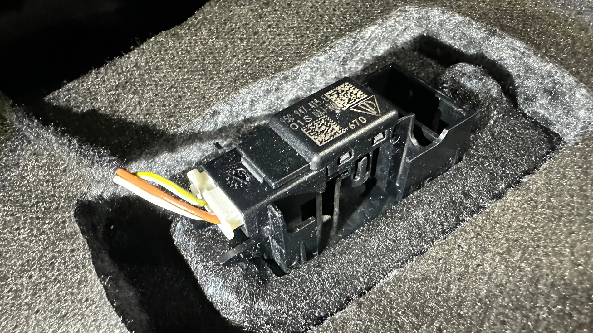 Electric Macan EV DIY Cabin filter and windshield wiper blades replacement IMG_9088