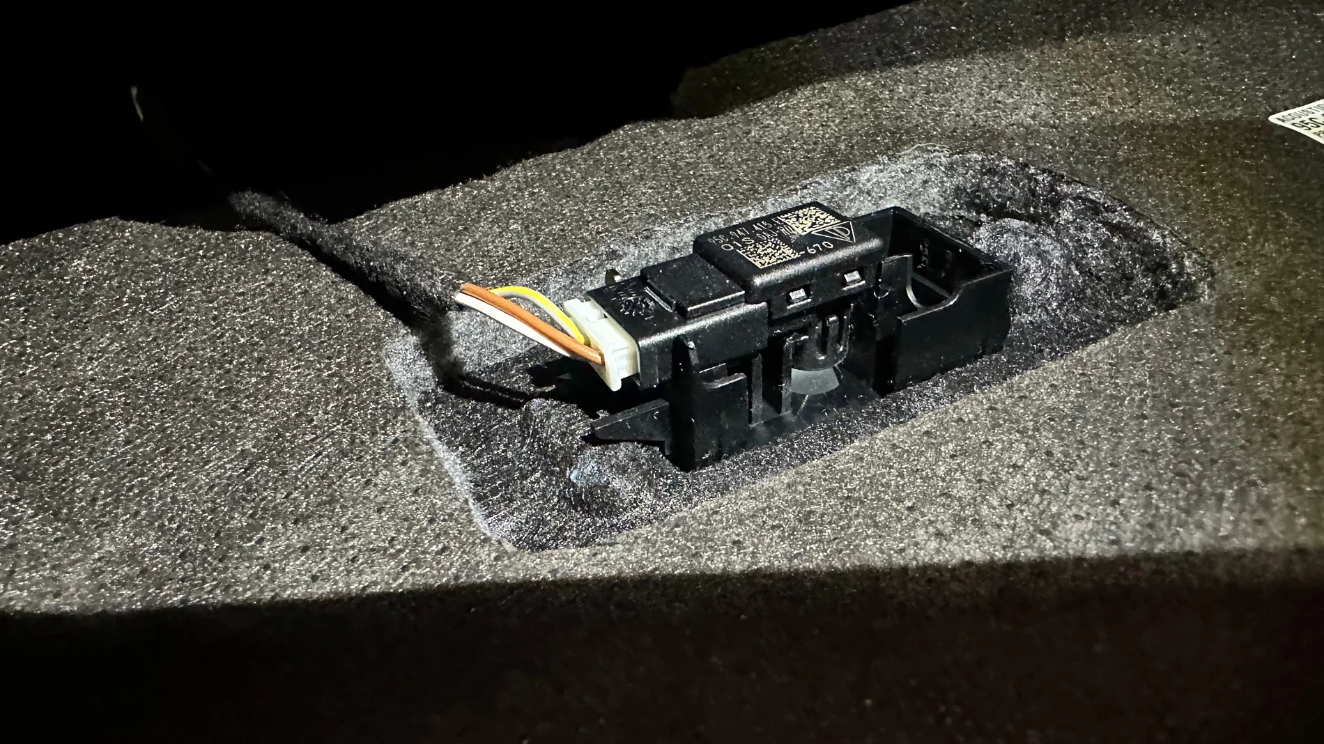 Electric Macan EV DIY Cabin filter and windshield wiper blades replacement IMG_9087