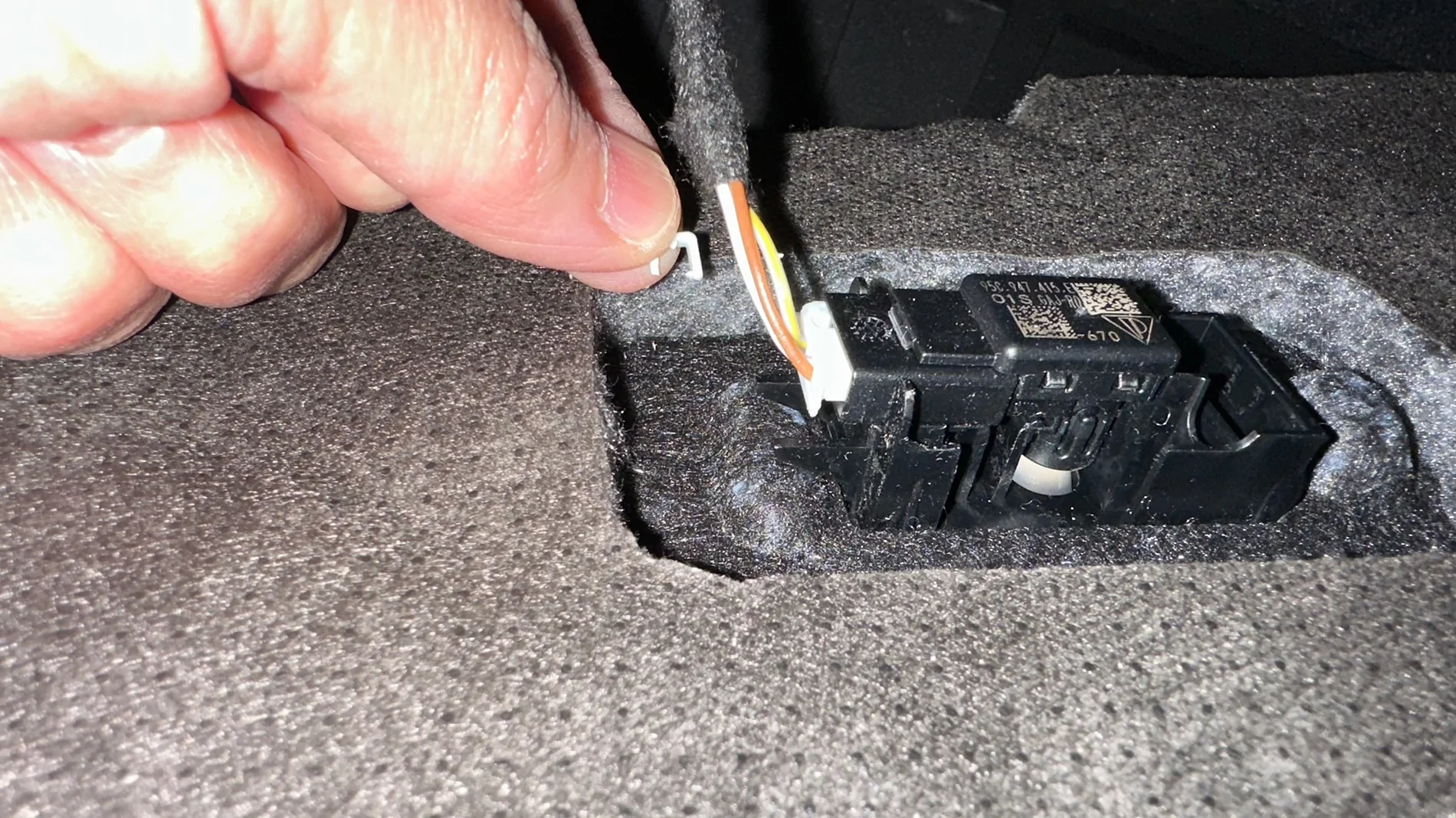 Electric Macan EV DIY Cabin filter and windshield wiper blades replacement IMG_9089