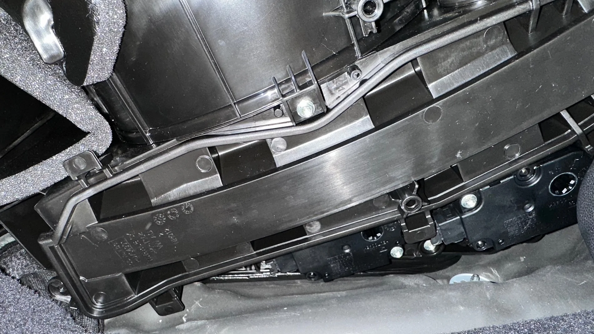 Electric Macan EV DIY Cabin filter and windshield wiper blades replacement IMG_9095