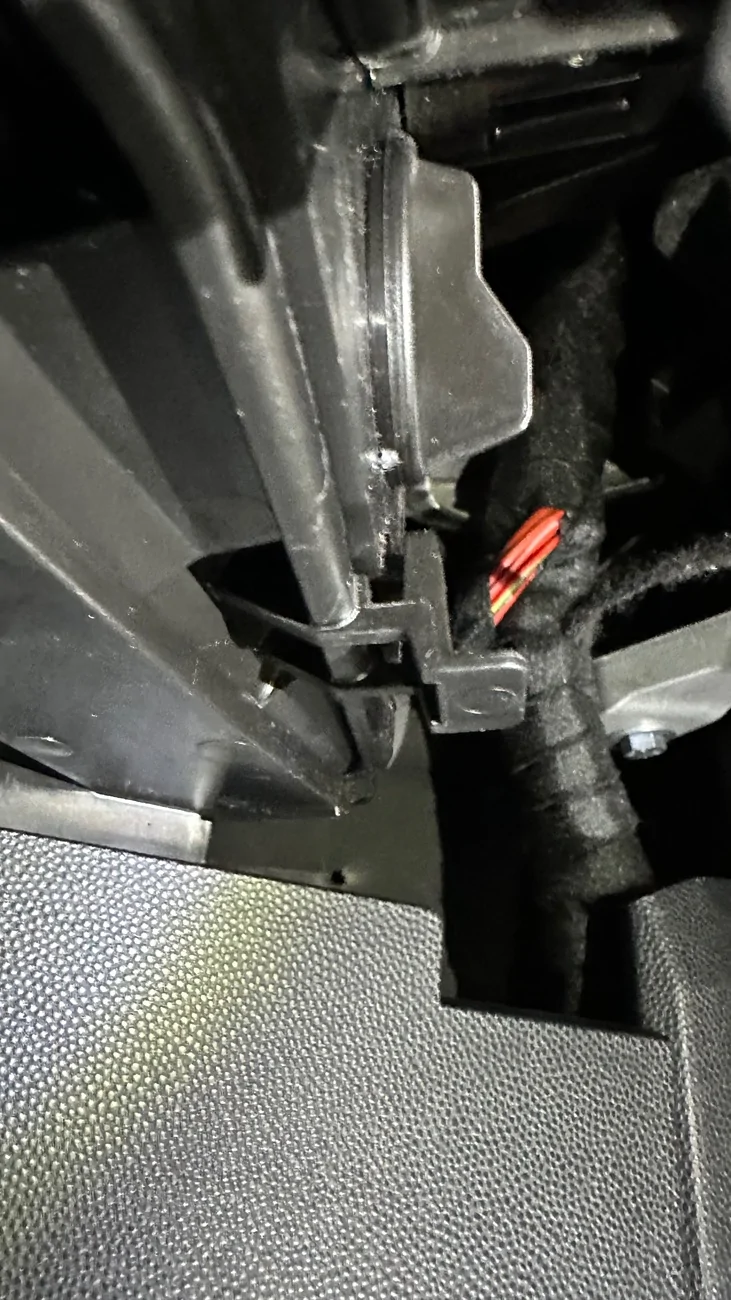 Electric Macan EV DIY Cabin filter and windshield wiper blades replacement IMG_9098