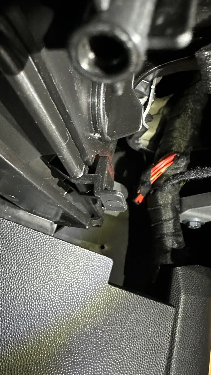 Electric Macan EV DIY Cabin filter and windshield wiper blades replacement IMG_9097