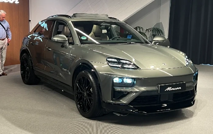 Macan EV Presentation in PEC Franciacorta (ITALY) -- Turbo and Macan EV 4 (Aventurine Green + Provence)