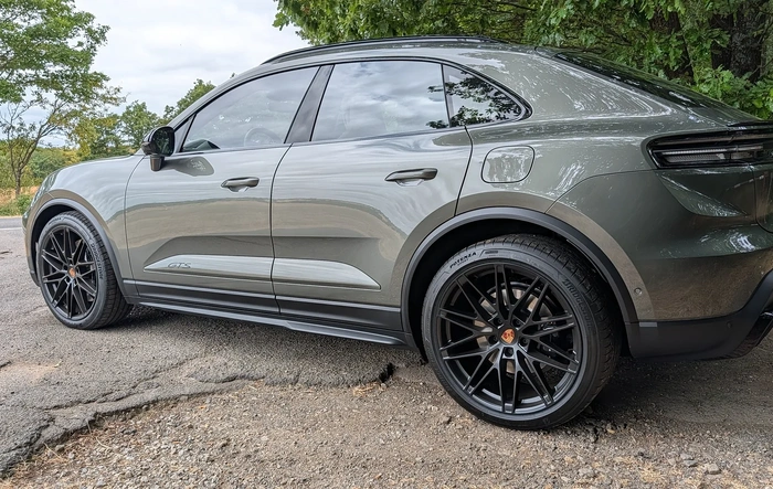 First Impressions of my new Aventurine Green GTS Macan EV